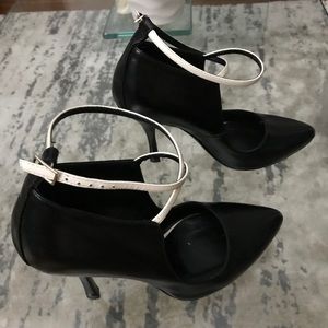 NWT Max Mara black leather pumps made in Italy